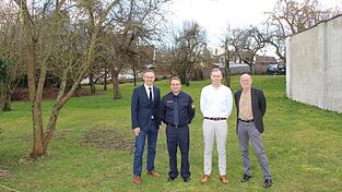 Leitender Regierungsdirektor Andreas Stoiber, Vollzugsleiter Robert Ferwagner, Richter Florian Grotz und Sozialarbeiter Rolf Freiberg im Garten des Amtsgericht. Er wird in normalen Zeiten von den Insassen der Jugendarrestanstalt in Ordnung gehalten. Leitender Regierungsdirektor Andreas Stoiber, Vollzugsleiter Robert Ferwagner, Richter Florian Grotz und Sozialarbeiter Rolf Freiberg im Garten des Amtsgericht. Er wird in normalen Zeiten von den Insassen der Jugendarrestanstalt in Ordnung gehalten.