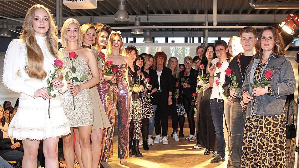 Zum Schluss präsentieren sich alle Akteure und Modelle auf der Bühne. Zum Schluss präsentieren sich alle Akteure und Modelle auf der Bühne.