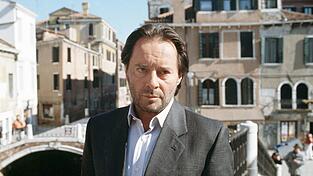 Als Commissario Brunetti l&ouml;ste Kockisch Kriminalf&auml;lle in der malerischen Kulisse von Venedig.