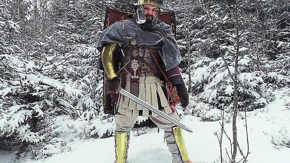 „Gut eingebettet“ fühlt man sich in der Rüstung. Nur die Füße schmerzen schneller als bei modernen Schuhen. „Gut eingebettet“ fühlt man sich in der Rüstung. Nur die Füße schmerzen schneller als bei modernen Schuhen.