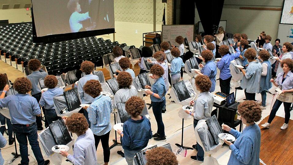 So beliebt war Bob Ross, dass es 2019 an einer Schule in den USA sogar einen eigenen Flash Mob für ihn gab. (Archivbild) So beliebt war Bob Ross, dass es 2019 an einer Schule in den USA sogar einen eigenen Flash Mob für ihn gab. (Archivbild)
