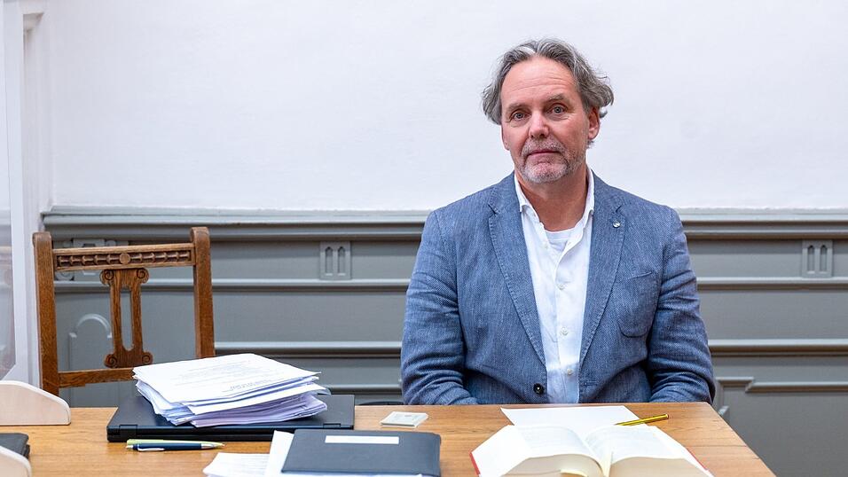 Der Arzt aus Niederbayern soll im vergangenen Jahr Patienten falsche Atteste ausgestellt haben, die diese aus angeblich medizinischen Gr&uuml;nden von der Maskenpflicht befreiten.