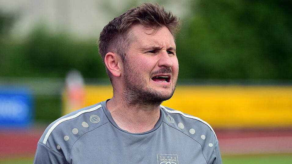 Der Deggendorfer Trainer Benjamin Penzkofer zeigte sich in der Anfangsphase sehr angespannt.