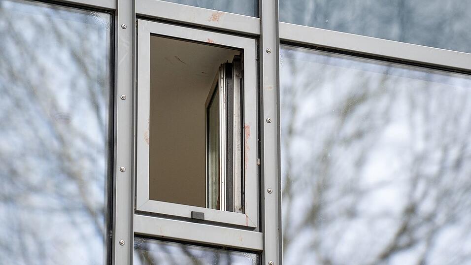 Ein blutverschmiertes Fenster in einem Hotel in Werne, in dem eine Frau erstochen wurde. Ein blutverschmiertes Fenster in einem Hotel in Werne, in dem eine Frau erstochen wurde.