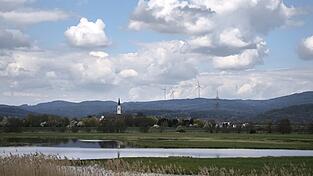Ein Blick vom Donauradweg auf die Windparks Schiederhof eins und zwei im Gemeindegebiet Wiesenfelden.