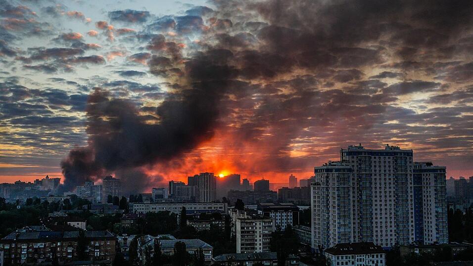 Russland hat die Ukraine in der Nacht zu Sonntag mit einem massiven kombinierten Angriff &uuml;berzogen.