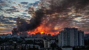 Russland hat die Ukraine in der Nacht zu Sonntag mit einem massiven kombinierten Angriff &uuml;berzogen.