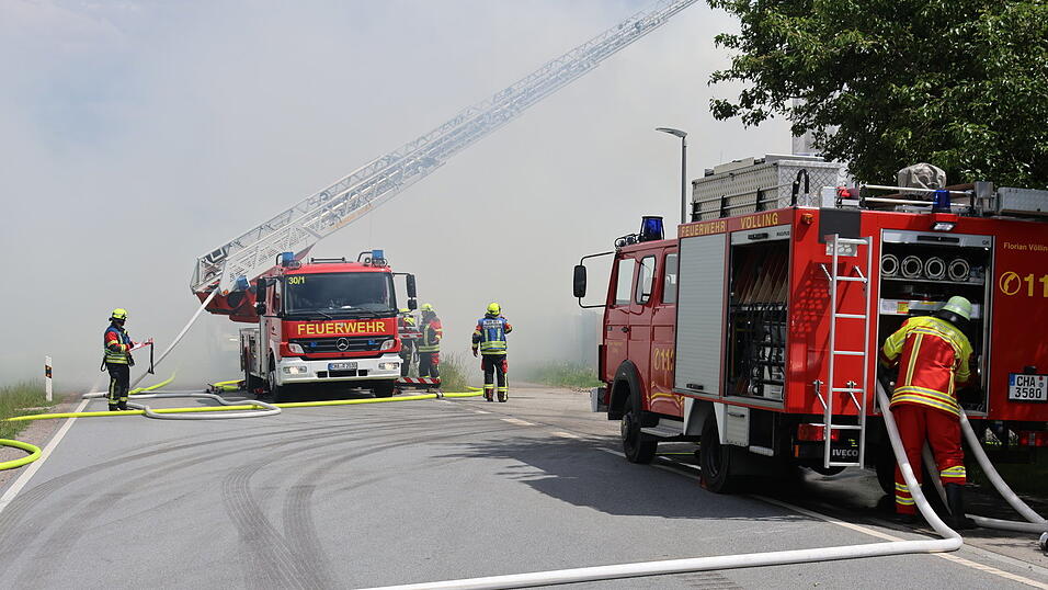 Beim Eintreffen der ersten Einsatzkräfte stehen die beiden Lagerhallen in Vollbrand. Insgesamt sind rund 180 Feuerwehrleute aus dem gesamten Umkreis eingesetzt. Das BRK ist mit zwei Rettungswagen und der Einsatzverpflegung vor Ort.  Beim Eintreffen der ersten Einsatzkräfte stehen die beiden Lagerhallen in Vollbrand. Insgesamt sind rund 180 Feuerwehrleute aus dem gesamten Umkreis eingesetzt. Das BRK ist mit zwei Rettungswagen und der Einsatzverpflegung vor Ort.