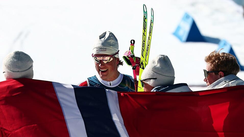 Johannes Hoesflot Klaebo und seine norwegischen Kollegen feiern bei Olympia regelm&auml;&szlig;ig Medaillen. (Archivbild)