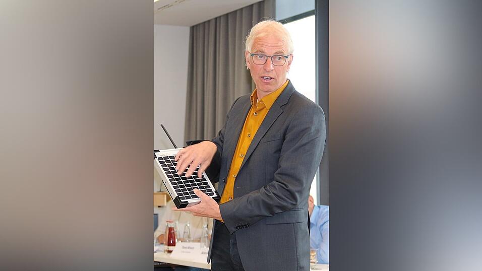Ulrich Deml mit einem Umweltsensor. Ulrich Deml mit einem Umweltsensor.