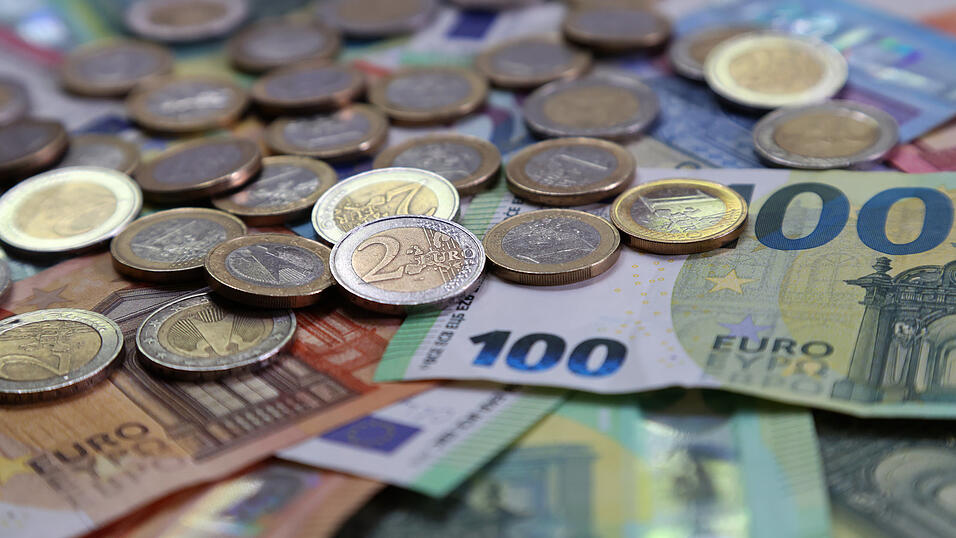 Wir Deutschen lieben unser Bargeld: Mit Karte oder Handy zahlen? Wo kämen wir denn da hin! Wir Deutschen lieben unser Bargeld. Fans aus anderen Ländern waren erstaunt, als sie mit leeren Geldbeuteln vor der Kasse standen.