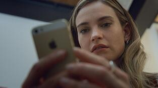 Lily James spielt Whitney Wolfe Herd.