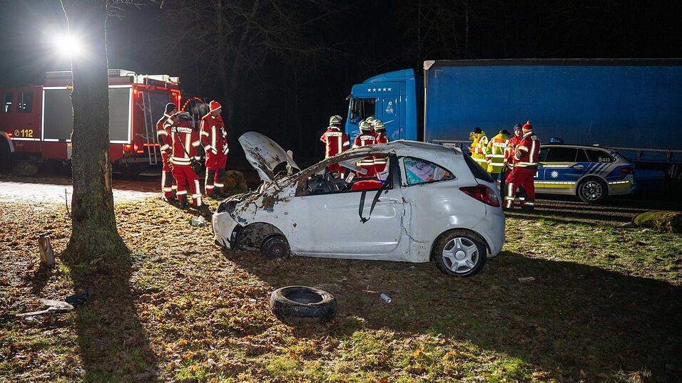 Auf einem Rastplatz bei Beratzhausen hat sich ein Auto überschlagen.