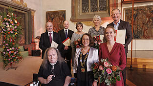 OB Gertrud Maltz-Schwarzfischer (vorne, Mitte) und Festrednerin Sophie Schönberger (vorne, rechts) mit den Preisträgern Reiner Schmidt (vorne, links), Hans Rothammer (hinten, von links), Martin Berger, Barbara Pustet, Regina Tuschl und Johannes Helmberger.