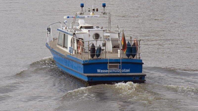 Die Deggendorfer Wasserschutzpolizei hat ein Segelboot befreit, das auf Grund gelaufen war. (Symbolbild) Die Deggendorfer Wasserschutzpolizei hat ein Segelboot befreit, das auf Grund gelaufen war. (Symbolbild)