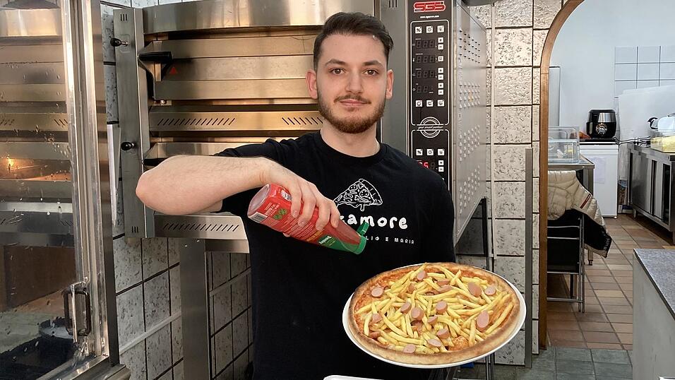 Delio Merragio mit einer original Pizza Baby: Auf Wunsch kann die Würstl-Pommes-Kreation mit Ketchup und Mayo abgeschmeckt werden. Delio Merragio mit einer original Pizza Baby: Auf Wunsch kann die Würstl-Pommes-Kreation mit Ketchup und Mayo abgeschmeckt werden.