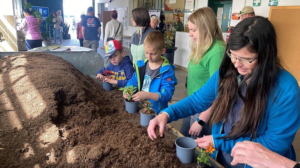 Das Mitmach-Angebot &bdquo;Pflanzen eintopfen&ldquo; war sehr begehrt.