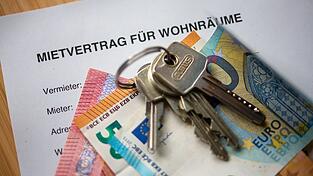 Der BGH prüft, ob ein Vermieter einen Wohnraummietvertrag kündigen darf, wenn der Mieter die Wohnung gewinnbringend untervermietet. (Symbolbild)