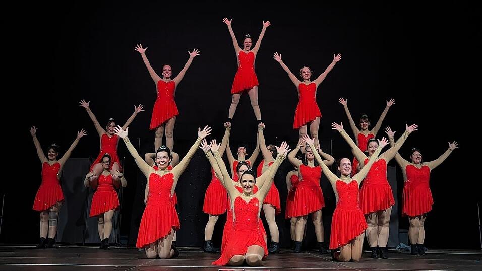 Ein knallbunter Farbtupfer auf der B&uuml;hne: die Generation X Grannys.