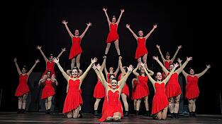 Ein knallbunter Farbtupfer auf der Bühne: die Generation X Grannys. Ein knallbunter Farbtupfer auf der Bühne: die Generation X Grannys.