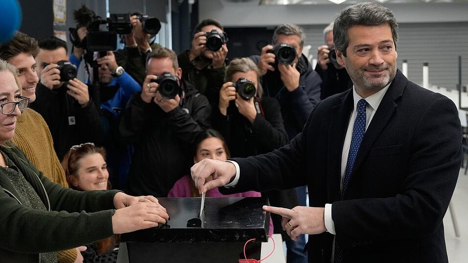 Der Rechtspopulist André Ventura räumte seine Niederlage bei der Präsidentenwahl in Portugal ein. Der Rechtspopulist André Ventura räumte seine Niederlage bei der Präsidentenwahl in Portugal ein.