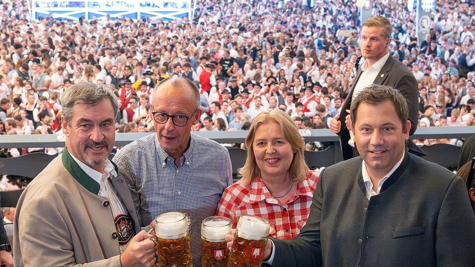 W&auml;hrend Politiker Fotos mit Zigaretten meiden, ist ein gepflegtes Bier partei&uuml;bergreifend akzeptiert. Doch die Droge Alkohol ist auch gerade in Bayern f&uuml;r viele Menschen noch immer ein gro&szlig;es Gesundheitsrisiko und manchmal auch t&ouml;dlich. (Archivbild)