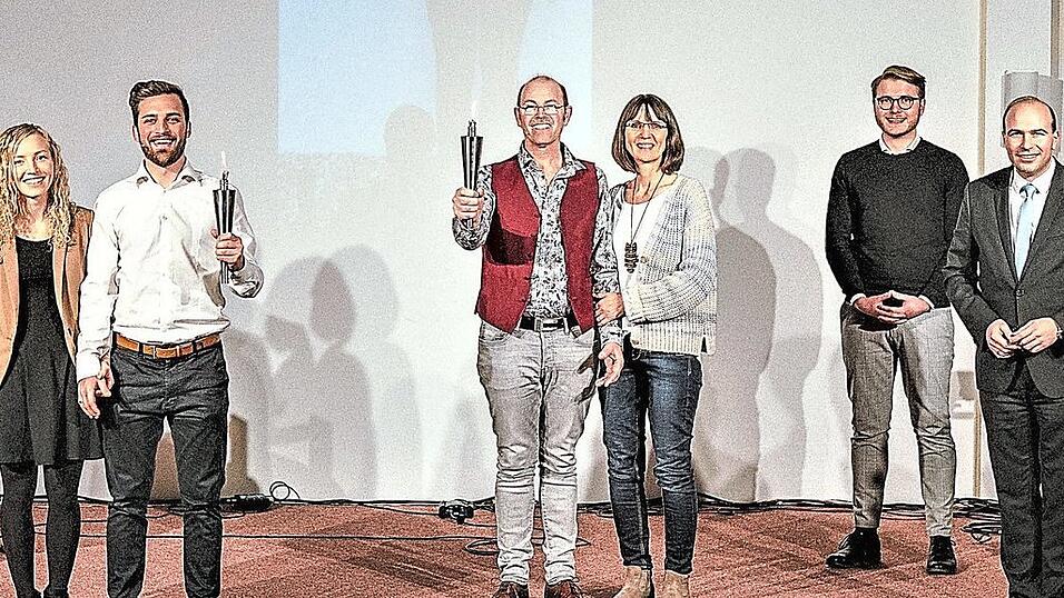 Bei der Fackel&uuml;bergabe: Iwan Masalyka, Viola und Thomas Ingerl, Pastor Heinz Ulrich, Monika Ulrich; Stadtrat Maximilian G&ouml;tzer und Bundestagsabgeordneter Florian O&szlig;ner. Per Livestream wurde Annetraud Neub zugeschaltet.