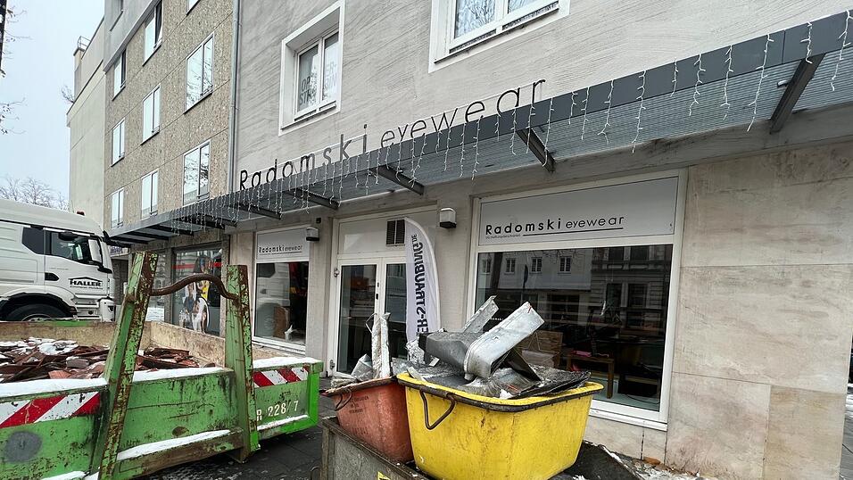 Schuttcontainer stehen vor dem Geschäft am Stadtgraben bereit. Ein Statiker muss das Haus nun sichten und die Lage beurteilen. Schuttcontainer stehen vor dem Geschäft am Stadtgraben bereit. Ein Statiker muss das Haus nun sichten und die Lage beurteilen.