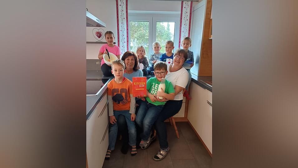 Mit viel Begeisterung haben die Kreisbäuerinnen Claudia Erndl und Brigitte Landstorfer mit einigen Kindern von drei bis acht Jahren die Quarknocken zubereitet und anschließend mit großem Appetit verspeist. Mit viel Begeisterung haben die Kreisbäuerinnen Claudia Erndl und Brigitte Landstorfer mit einigen Kindern von drei bis acht Jahren die Quarknocken zubereitet und anschließend mit großem Appetit verspeist.