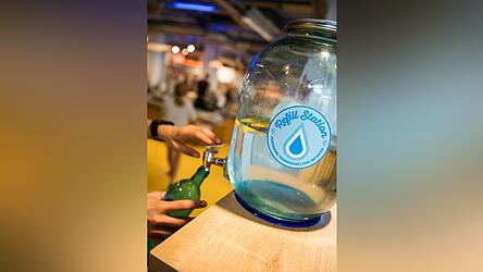 An diesem Logo erkennst du „Refill“-Stationen.