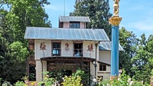 Die prächtige Inselvilla „Casino“ umgeben vom Rosengarten, Mitte Juni zur Blütezeit.
