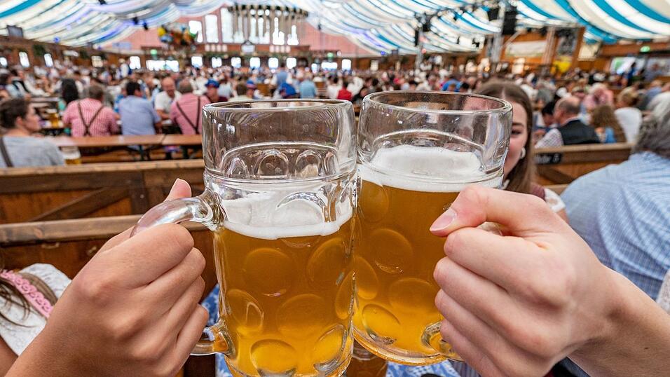 Für bayerisches Bier reicht die Menge an heimischer Braugerste nicht aus, es wird zugekauft, etwa aus Thüringen. (Symbolbild) Für bayerisches Bier reicht die Menge an heimischer Braugerste nicht aus, es wird zugekauft, etwa aus Thüringen. (Symbolbild)