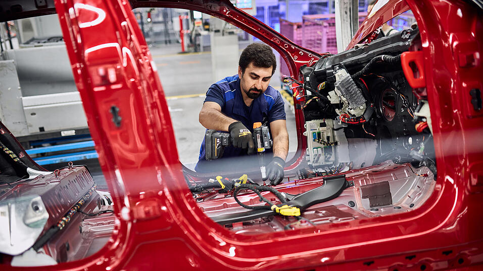 Pro Tag werden im BMW-Werk Regensburg mehr als 1.400 Autos der Modelle X1 und X2 gefertigt. Pro Tag werden im BMW-Werk Regensburg mehr als 1.400 Autos der Modelle X1 und X2 gefertigt.