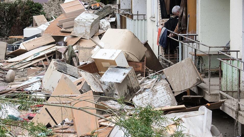 Berge von Hausrat liegen am 4. Juni 2016 in Simbach vor einem Mehrfamilienhaus. In den &Uuml;berschwemmungsgebieten in Niederbayern gehen die Aufr&auml;umarbeiten schrittweise voran.