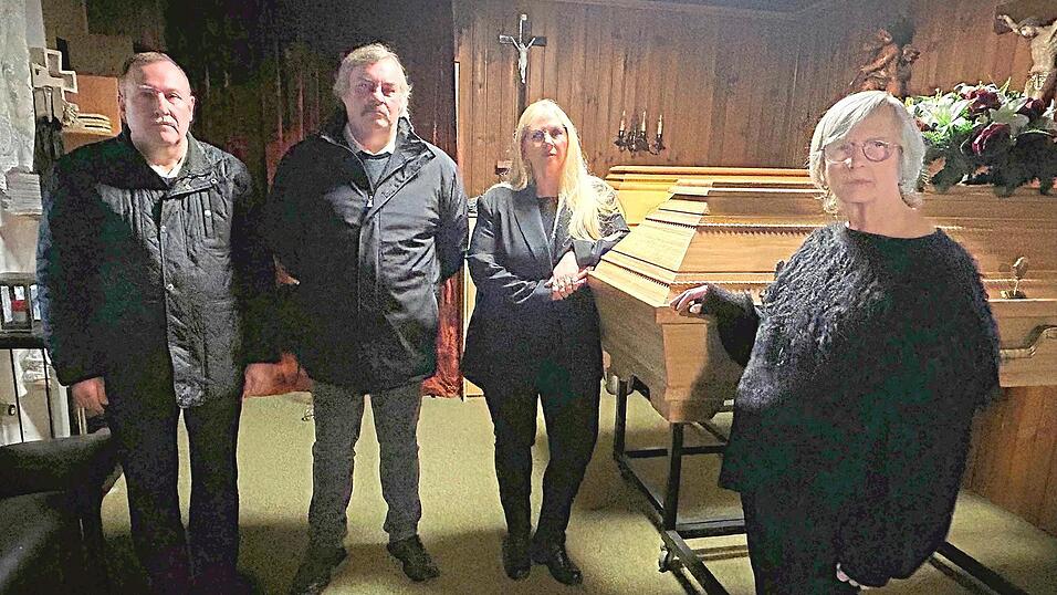 Seniorchefin Christel Fitzner (r.) wird im kommenden Jahr die Unternehmensleitung an Tochter Michaela Lehecka übergeben, die von den langjährigen Mitarbeitern (v.l.) Manfred Göstel und Horst List unterstützt wird. Seniorchefin Christel Fitzner (r.) wird im kommenden Jahr die Unternehmensleitung an Tochter Michaela Lehecka übergeben, die von den langjährigen Mitarbeitern (v.l.) Manfred Göstel und Horst List unterstützt wird.