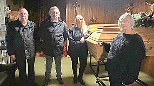 Seniorchefin Christel Fitzner (r.) wird im kommenden Jahr die Unternehmensleitung an Tochter Michaela Lehecka übergeben, die von den langjährigen Mitarbeitern (v.l.) Manfred Göstel und Horst List unterstützt wird. Seniorchefin Christel Fitzner (r.) wird im kommenden Jahr die Unternehmensleitung an Tochter Michaela Lehecka übergeben, die von den langjährigen Mitarbeitern (v.l.) Manfred Göstel und Horst List unterstützt wird.