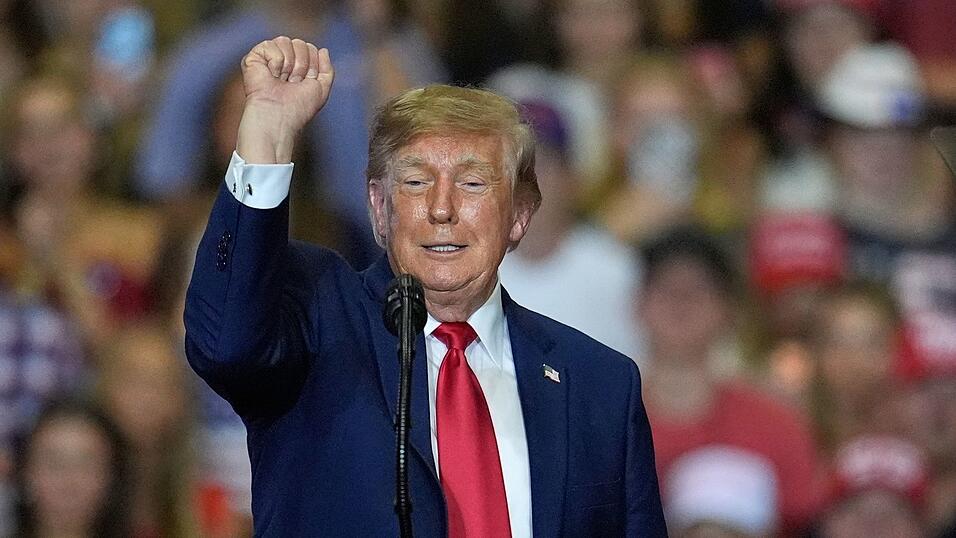 Trump feierte die Gewalt gegen Störer seiner Rede. Trump feierte die Gewalt gegen Störer seiner Rede.