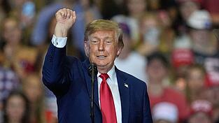 Trump feierte die Gewalt gegen Störer seiner Rede. Trump feierte die Gewalt gegen Störer seiner Rede.