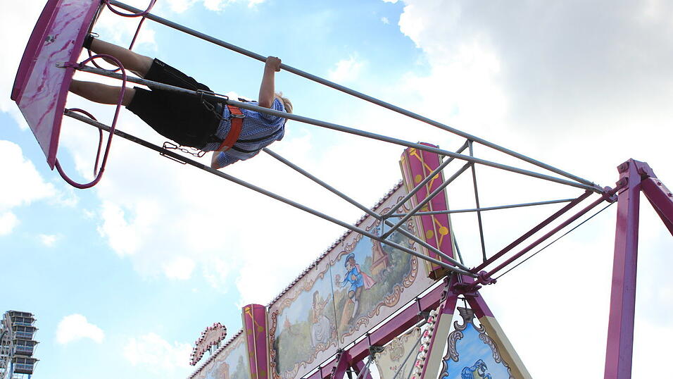 'Immer wenn die Schaukel nach oben schwingt, musst du aufrecht stehen. Geht es abw&auml;rts, gehst du in die Hocke.' - Der &Uuml;berschlag mit der Schiffschaukel klingt einfach. (Foto: jg)