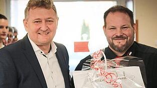 Bürgermeister Josef Beham übergab ein Geschenk an Einrichtungsleiter Konrad Mader.