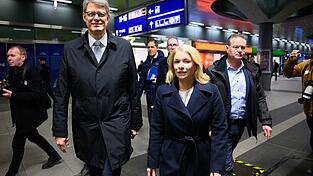 Im Herbst forderte Minister Schnieder drei Sofortprogramme bei der Bahn f&uuml;r mehr Kundenzufriedenheit. Das erste wurde nun gestartet - an der P&uuml;nktlichkeit wird sich dabei aber nichts verbessern.