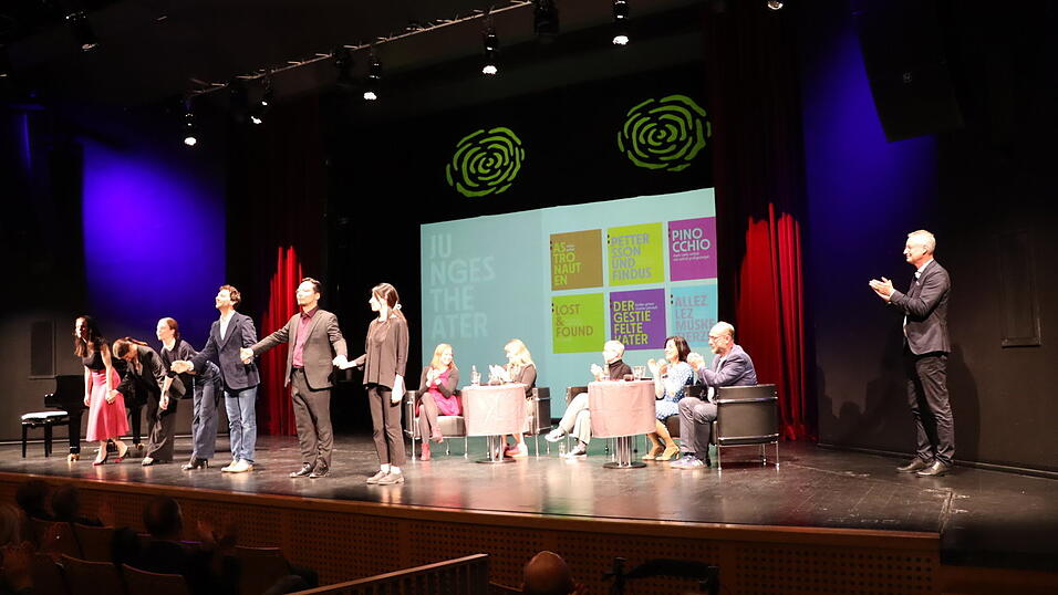 Ensemble-Mitglieder des Landestheaters servierten Kostproben aus dem Spielplan 2026/27 und das neue Leitungsteam lieferte genauso anregend das Theater-Küchenlatein dazu. Nicht nur OB Markus Pannermayr (r.) wurde neugierig auf die angekündigten Produktionen, eine spannende Mischung aus Alt und Neu, Tradition und unausgetretenen Pfaden. Ensemble-Mitglieder des Landestheaters servierten Kostproben aus dem Spielplan 2026/27 und das neue Leitungsteam lieferte genauso anregend das Theater-Küchenlatein dazu. Nicht nur OB Markus Pannermayr (r.) wurde neugierig auf die angekündigten Produktionen, eine spannende Mischung aus Alt und Neu, Tradition und unausgetretenen Pfaden.