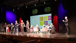 Ensemble-Mitglieder des Landestheaters servierten Kostproben aus dem Spielplan 2026/27 und das neue Leitungsteam lieferte genauso anregend das Theater-Küchenlatein dazu. Nicht nur OB Markus Pannermayr (r.) wurde neugierig auf die angekündigten Produktionen, eine spannende Mischung aus Alt und Neu, Tradition und unausgetretenen Pfaden. Ensemble-Mitglieder des Landestheaters servierten Kostproben aus dem Spielplan 2026/27 und das neue Leitungsteam lieferte genauso anregend das Theater-Küchenlatein dazu. Nicht nur OB Markus Pannermayr (r.) wurde neugierig auf die angekündigten Produktionen, eine spannende Mischung aus Alt und Neu, Tradition und unausgetretenen Pfaden.