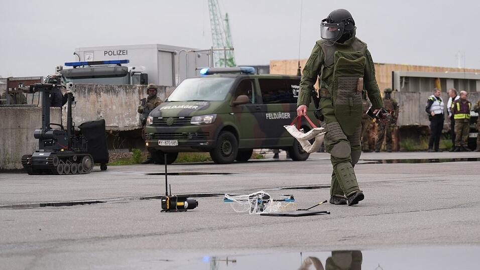 Von Drohnen über Brandstiftung bis zu Angriffen auf Infrastruktur: Europäische Sicherheitsbehörden beobachten seit Jahren eine zunehmende Zahl hybrider Operationen, die Russland zugeschrieben werden. Von Drohnen über Brandstiftung bis zu Angriffen auf Infrastruktur: Europäische Sicherheitsbehörden beobachten seit Jahren eine zunehmende Zahl hybrider Operationen, die Russland zugeschrieben werden.