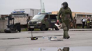 Von Drohnen über Brandstiftung bis zu Angriffen auf Infrastruktur: Europäische Sicherheitsbehörden beobachten seit Jahren eine zunehmende Zahl hybrider Operationen, die Russland zugeschrieben werden. Von Drohnen über Brandstiftung bis zu Angriffen auf Infrastruktur: Europäische Sicherheitsbehörden beobachten seit Jahren eine zunehmende Zahl hybrider Operationen, die Russland zugeschrieben werden.