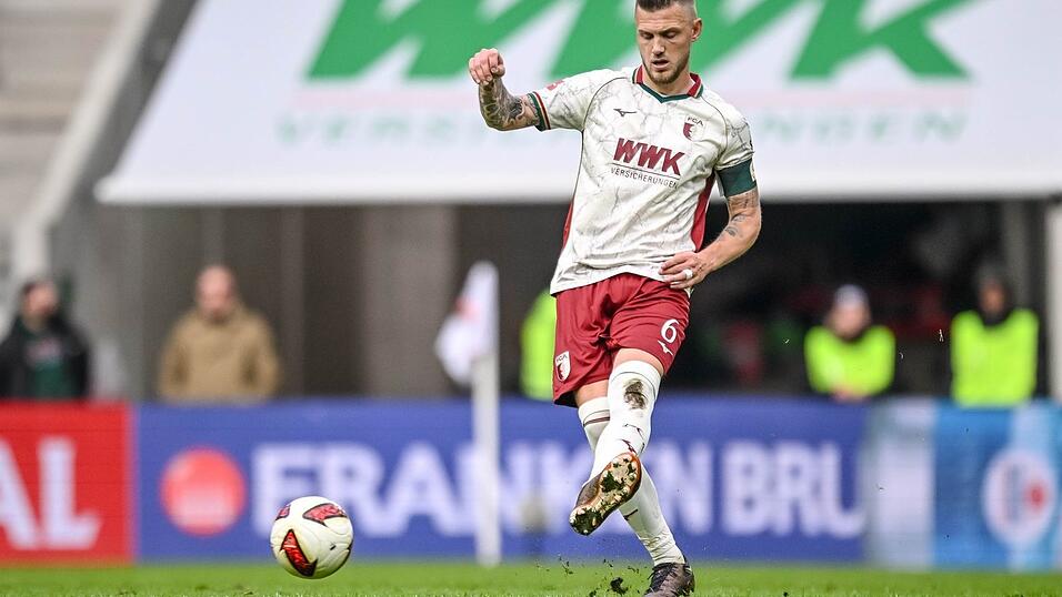 Der neue Augsburger Rekordspieler: Jeffrey Gouweleeuw. Der neue Augsburger Rekordspieler: Jeffrey Gouweleeuw.
