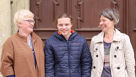 Begleiterin Silke Dressel-Senft (links) und die Leiterin des ambulanten Diensts, Yvonne Tyl, freuen sich über den Erfolg von Florian Polzer.