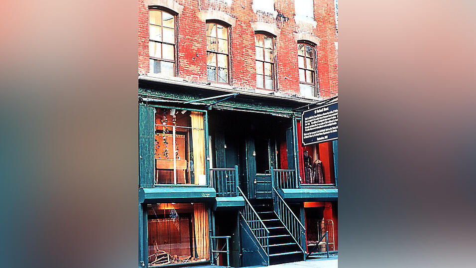 Das ehemalige Wohnhaus der Familie Gumpertz in der Orchard Street Nummer 97 in New York. Das schäbige Gebäude ist Kernstück des vielbeachteten New Yorker 'Tenement Museum'. Das Arichvbild rechts aus dem Jahr 1998 zeigt einen Blick in die Küche des Wohnhauses, wie sie 1870 eingerichtet war. Das ehemalige Wohnhaus der Familie Gumpertz in der Orchard Street Nummer 97 in New York. Das schäbige Gebäude ist Kernstück des vielbeachteten New Yorker 'Tenement Museum'. Das Arichvbild rechts aus dem Jahr 1998 zeigt einen Blick in die Küche des Wohnhauses, wie sie 1870 eingerichtet war.