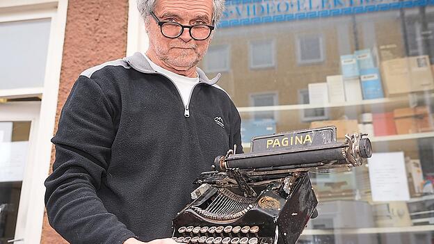 B&uuml;romaschinenmechanikermeister Josef Bajfus vor seiner Werkstatt in der L&uuml;neburger Stra&szlig;e.
