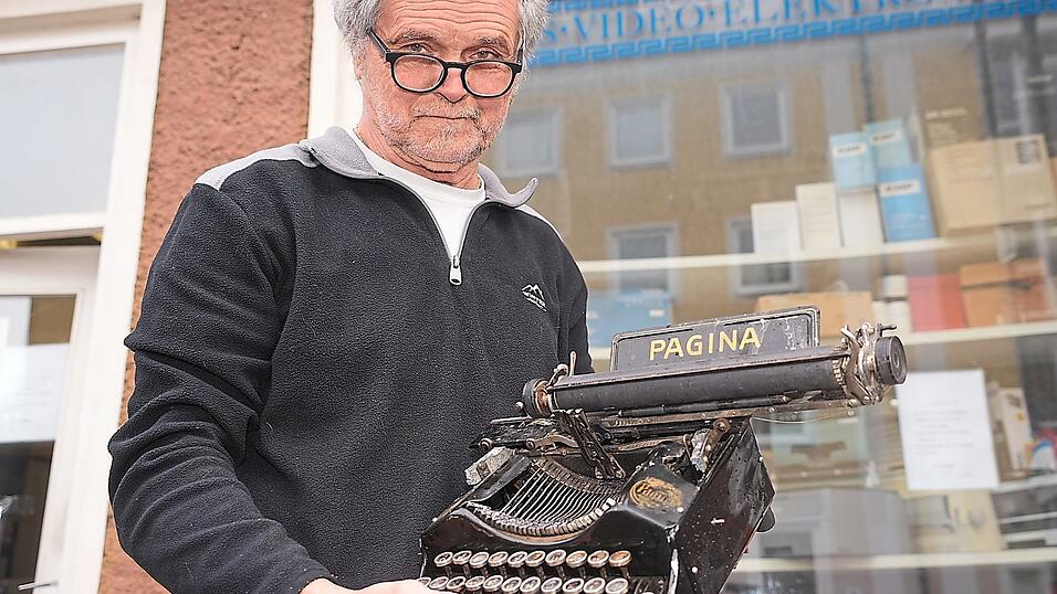 B&uuml;romaschinenmechanikermeister Josef Bajfus vor seiner Werkstatt in der L&uuml;neburger Stra&szlig;e.